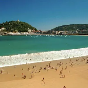 Paradise Luxurious Flat, Free Parking, 3 Double Rooms, Terrace, Jacuzzi, Fully Renovated , Saint-Sébastien Espagne